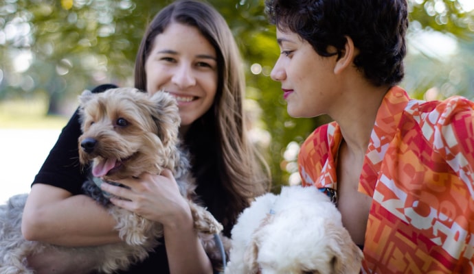 Des propriétaires heureux avec des chiens à l'extérieur